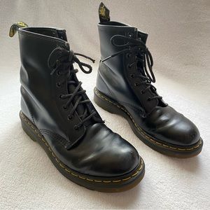 Doc Martens 1460 Women’s Smooth Leather Black Lace zip Boots Size 8